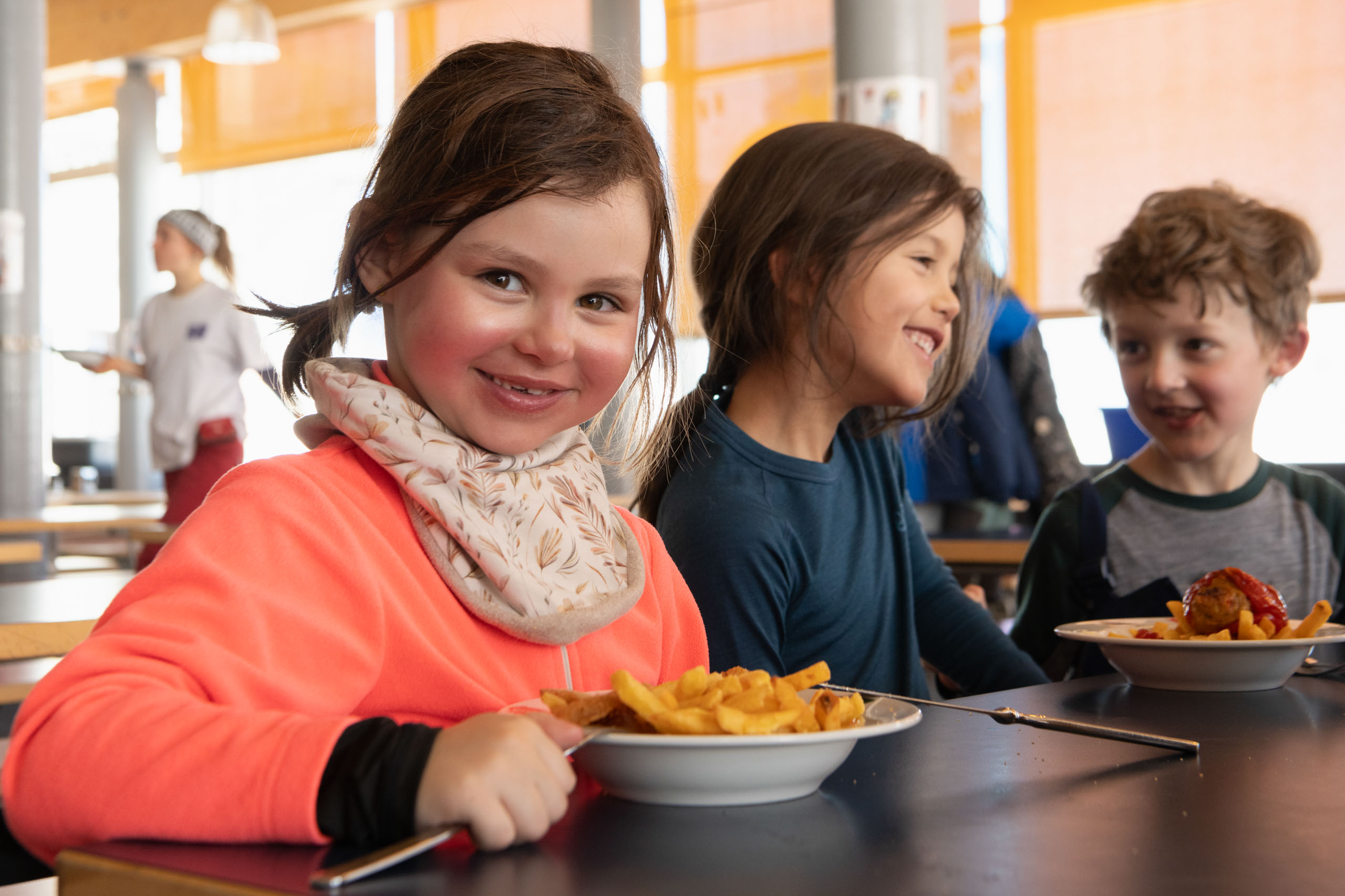 Kinder beim Mittagstisch vom Big Family Club am Stubaier Gletscher