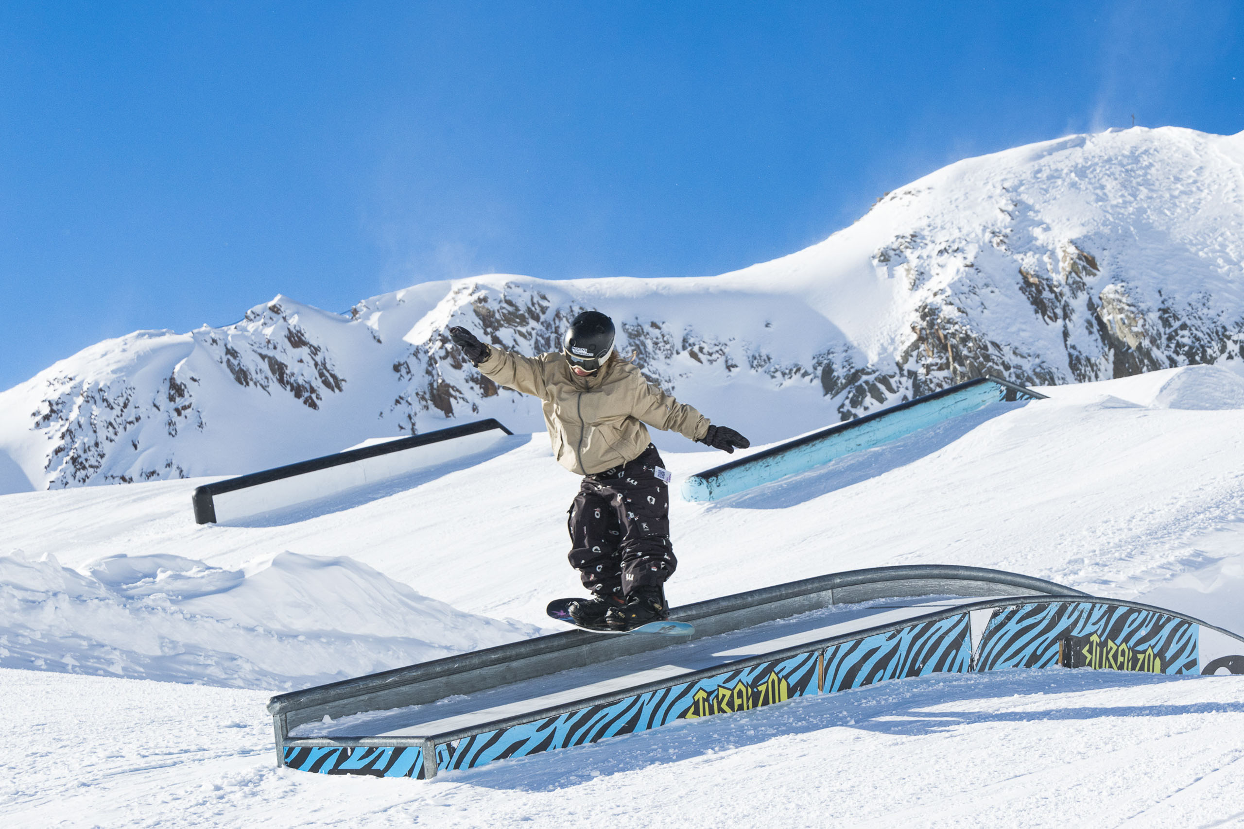 Ein Snowboarder fährt über Rampen im Stubai Zoo