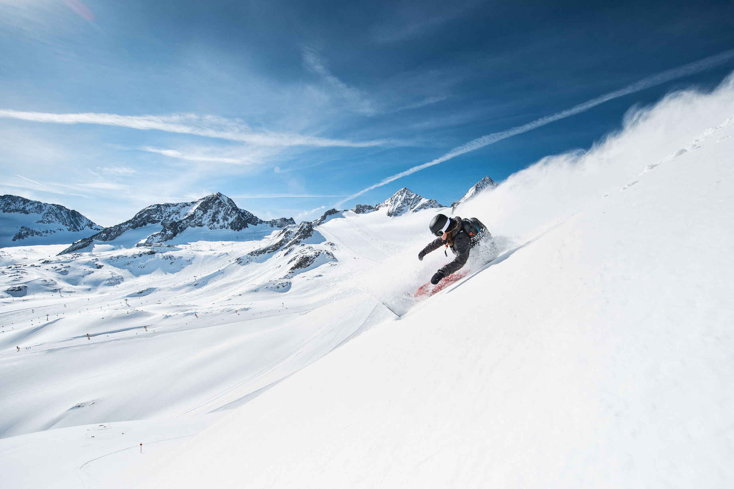 Eine Snowboarderin beim Freeriden
