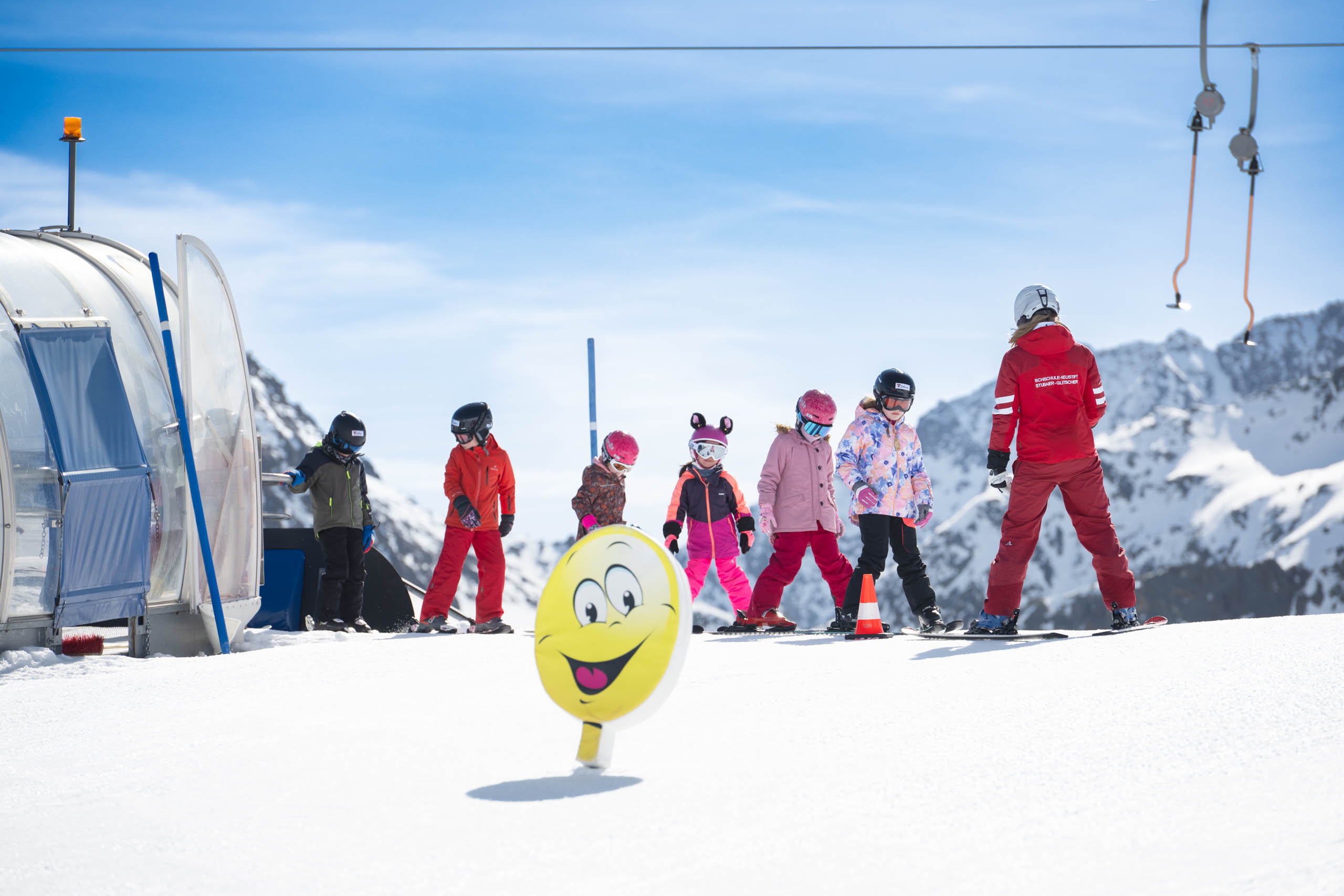 Eine Schneesportlehrerin wartet auf die Kindern